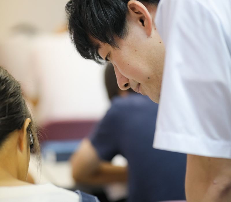 社員同士が意見を交わす様子